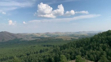4K Dağlar, ormanlar, tarlalar, mavi gökyüzü, teleferik kulübesinden alınan havadan tramvay manzarası