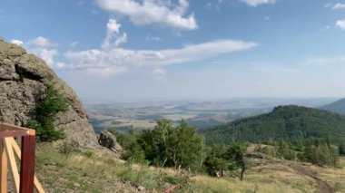 Ural Dağları 'nın, ormanların ve arazilerin 4K sersemletici panoramik manzarası Yaz manzarası Top View