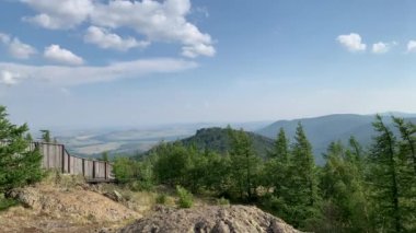 Ural Dağları 'nın, ormanların ve arazilerin 4K sersemletici panoramik manzarası Yaz manzarası Top View