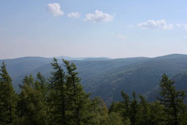 Dağ manzarası. Orman arazisindeki dağların çarpıcı panoramik manzarası. Sis içindeki Ural Dağları. Üst görünüm