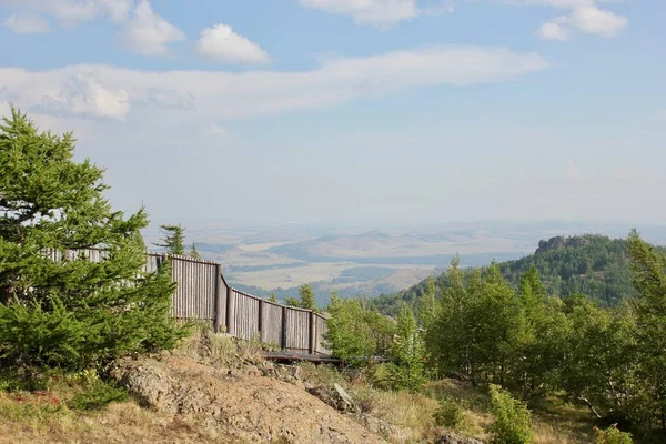 Górski krajobraz. Wspaniały widok panoramiczny na góry pola leśnego. Góry uralskie we mgle. Widok z góry — Zdjęcie stockowe