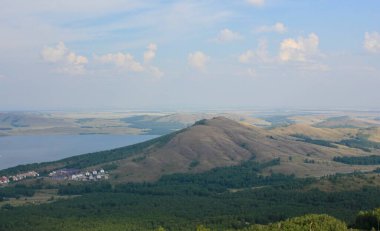 Orman arazisindeki dağların çarpıcı panoramik manzarası. Sis içindeki Ural Dağları. Üst görünüm