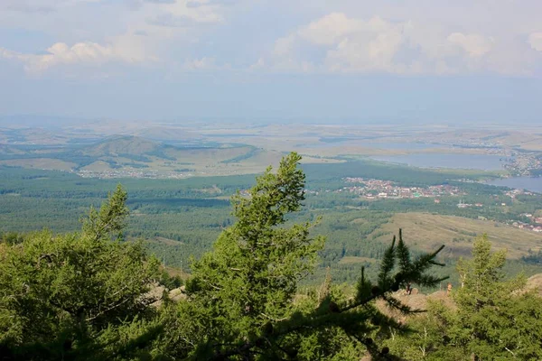 Vue panoramique imprenable sur les montagnes du champ forestier. Des montagnes d'Oural dans la brume. Vue du dessus — Photo