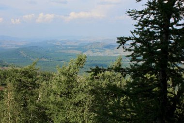 Güney Urallar 'ın güzelliği yaz dağları boyunca mükemmel bir yolculuktur.