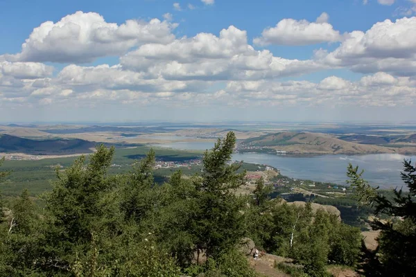 Gießschlauch auf gepflegtem grünen Rasen — Stockfoto