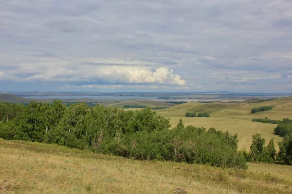 La belleza de los Urales del Sur es el viaje perfecto a través del paisaje montañoso de verano — Foto de Stock