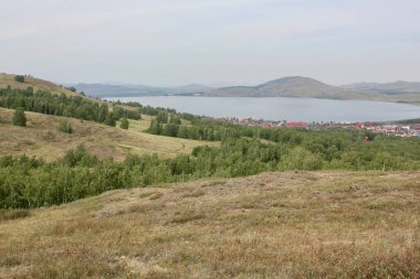 Göz kamaştırıcı yaz manzarası Urallar yolculuğuna hoş geldiniz.