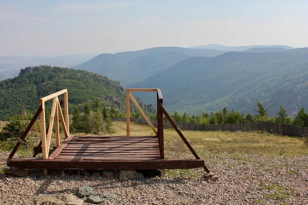 山の前にある木のベンチ — ストック写真