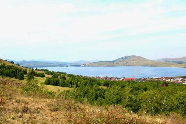 Muhteşem yaz manzarası Dağ Gölü Urallar yolculuğuna hoş geldiniz.