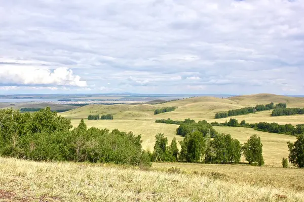 Oszałamiający krajobraz górski z jeziorami pól leśnych gdzieś w Rosji South Urals Spokoju — Zdjęcie stockowe