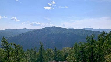 Mavi berrak gökyüzü ile güzel bir dağ manzarası