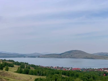 Yeşil orman vadisine güzel manzara ve güneşli bir günde büyük dağlar. Güneş ışığı altındaki muazzam genişliklerin muhteşem manzarası. Yeşil orman dağlarıyla muhteşem canlı bir manzara..