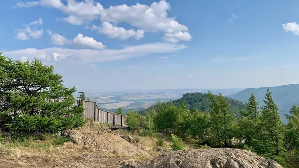 Kayalık bir dağ manzarası
