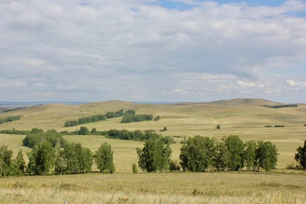 Paysage de montagne parfait avec lacs forêts champs quelque part en Russie Oural Sud Tranquillité — Photo