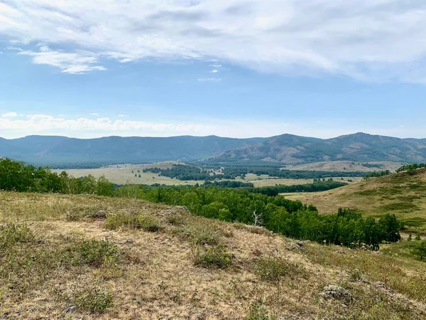 Beeindruckende Sommerlandschaft. Herrlich sonniger Tag am Bergsee. Konzept einer idealen Ruhestätte. Kreatives Image. — Stockfoto