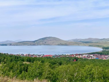 Yeşil orman vadisine güzel manzara ve güneşli bir günde büyük dağlar. Güneş ışığı altındaki muazzam genişliklerin muhteşem manzarası. Yeşil orman dağlarıyla muhteşem canlı bir manzara..