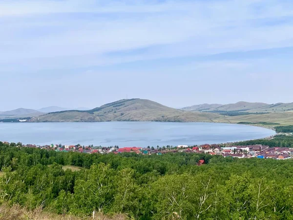 Yeşil orman vadisine güzel manzara ve güneşli bir günde büyük dağlar. Güneş ışığı altındaki muazzam genişliklerin muhteşem manzarası. Yeşil orman dağlarıyla muhteşem canlı bir manzara..