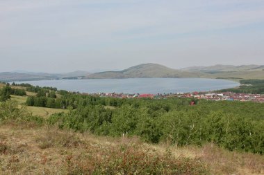 Göz kamaştırıcı yaz manzarası Urallar yolculuğuna hoş geldiniz.