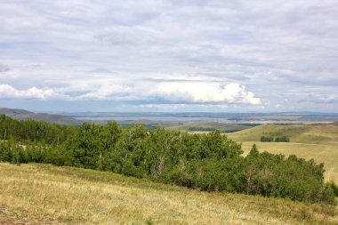 Rusya 'nın Güney Uralları' ndaki göller ormanlarıyla mükemmel bir dağ manzarası.