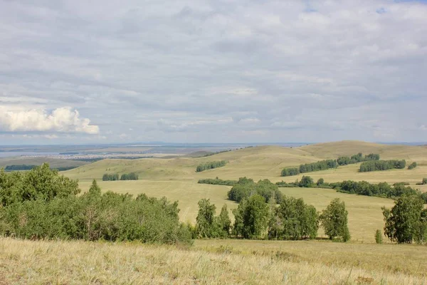 Paisagem de montanha perfeita com lagos florestas campos em algum lugar na Rússia Sul Urais Tranquilidade — Fotografia de Stock