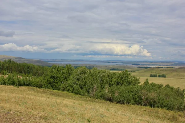 Paisagem de montanha perfeita com lagos florestas campos em algum lugar na Rússia South Urais Travel — Fotografia de Stock