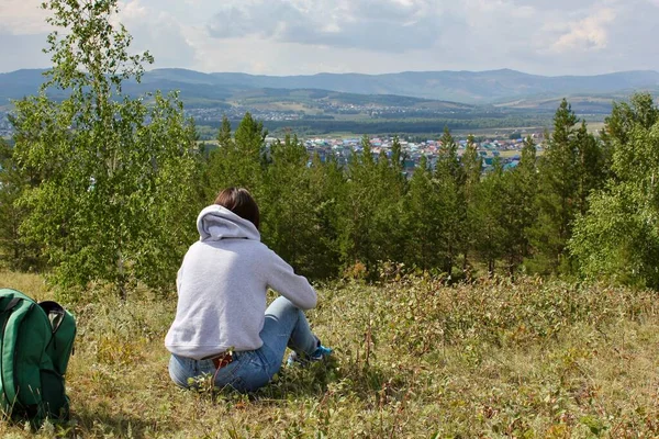 Kız güzel panoramik manzaraya hayran, Güney Urallar 'da seyahat ediyor.