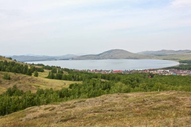 Göz kamaştırıcı yaz manzarası Urallar yolculuğuna hoş geldiniz.