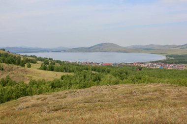 Mükemmel yaz manzarası Dağ Gölü Urallar yolculuğuna hoş geldiniz.