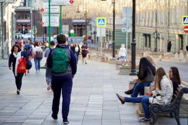MOSCOW, RUSSIA - 17 Ağustos 2020: Moskova 'da turizm ve halk, Nikolsfoya Caddesi' nde Rusya Caddesi manzarası