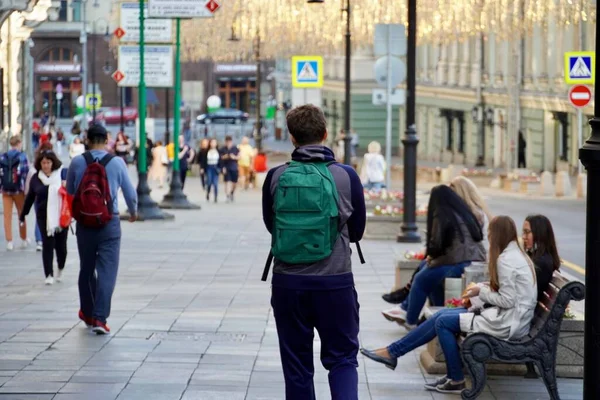 MOSCÚ, RUSIA - 17 DE AGOSTO DE 2020: Turistas y residentes, el turismo de referencia en Moscú, Rusia Street view in Nikolsfoya street —  Fotos de Stock