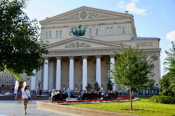 Вуличний вид Москви в центрі Москви біля Великого театру. — стокове фото