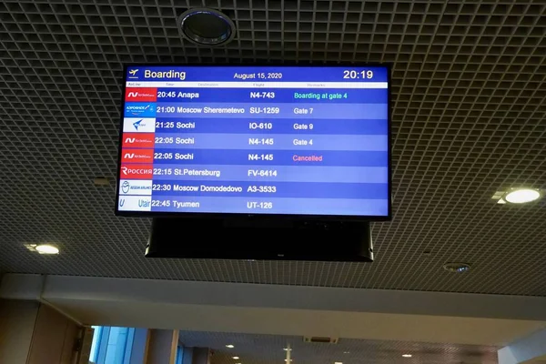 Repülőtéri elektronikus menetrend érkezések, amelyek valós időben mutatják a járatokat, időt, célállomást, kaput és státuszt — Stock Fotó