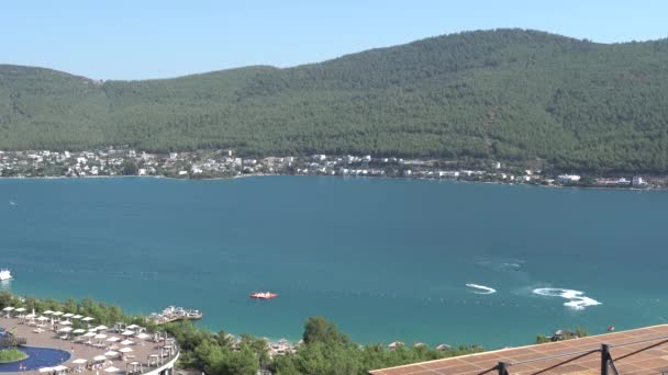 Красивый панорамный вид на чистейшую изумрудную лагуну Эгейского моря в Бодруме с парусными яхтами Luxury tourism — стоковое видео