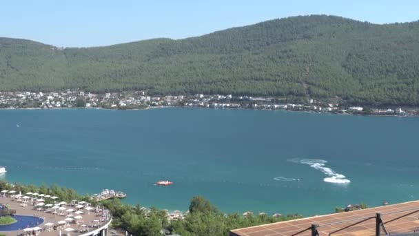 Indah panorama pandangan dari jelas zamrud laguna Laut Aegea di Bodrum dengan berlayar yacht mewah pariwisata — Stok Video