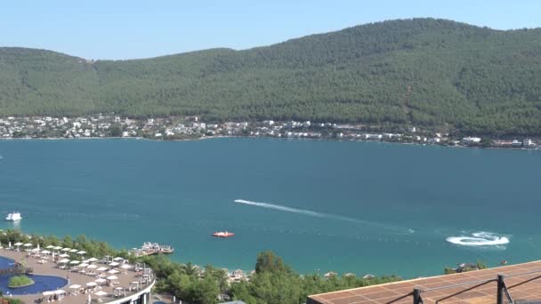 Schöner Panoramablick auf die klarste smaragdgrüne Lagune der Ägäis in Bodrum mit Segelyachten — Stockvideo