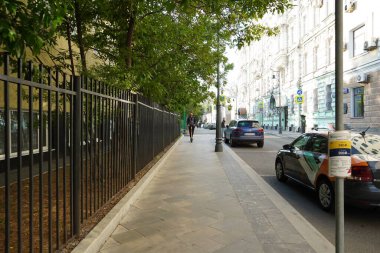 Moskova, Rusya - Ağustos 2020: Sabahın erken saatlerinde sokaklar ve arka planda evler ile iyi bakımlı temiz Moskova manzarası.