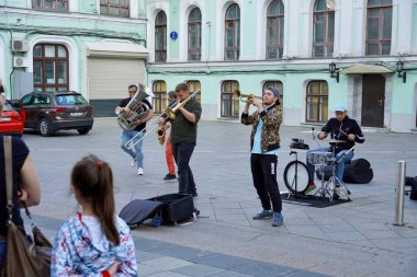 Ağustos 2020, Moskova, Rusya. Moskova Caddesi 'ndeki bir fotoğrafta kalabalığa caz grubu çalıyor.