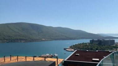 Bodrum yakınlarındaki Ege Denizi 'nin en saf turkuaz gölünün panoramik cennet manzarası. Tekneler, yatlar, beyaz kumlar ve yeşil dağlar. Cennet Lüks turizm konsepti.