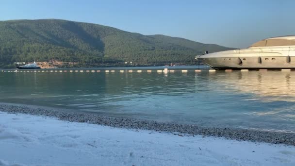 Vista panorámica del paraíso de la laguna turquesa más pura del mar Egeo cerca de Bodrum con barcos y yates, arena blanca y montañas verdes Paradise Concepto de turismo de lujo — Vídeo de stock