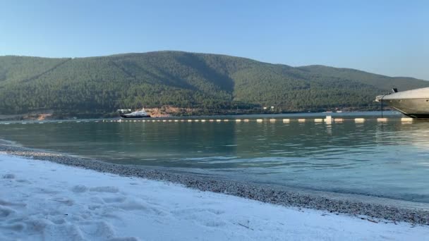 Panorama Paradise pemandangan laguna pirus termurni dari Laut Aegea dekat Bodrum dengan perahu dan kapal pesiar, pasir putih dan hijau Gunung Paradise Luxury konsep pariwisata — Stok Video