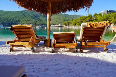 Güzel tropikal plaj afişi. Beyaz kum turizmi geniş panorama arka plan konsepti. İnanılmaz plaj manzarası.