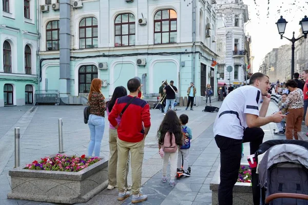 Август 2020, Москва, Россия. Джазовый оркестр, играющий перед толпой людей на улице Москвы фото — стоковое фото