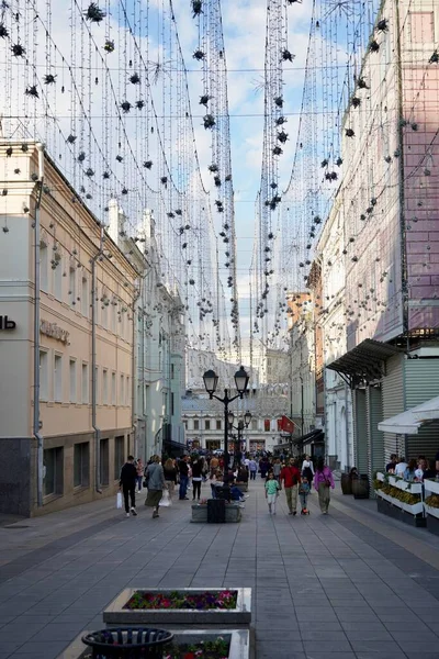 Moskva, Rusko - 17. srpna 2020: Krásné historické kulturní centrum ulice Nikolskaya s osvětlením a turisty Street photo view — Stock fotografie