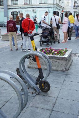 Moskova, Rusya - 17 Ağustos 2020: Moskova Electroscooter otoparkının merkezinde elektrikli araba kiralama