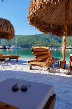 Bodrum, Türkiye - Ağustos 2020: Hotel Beach Lujo. Cennet 'te tatil. Güzel tropikal plaj afişi. Beyaz kum turizmi geniş panorama arka plan konsepti. İnanılmaz sahil manzaraları, yatlar.