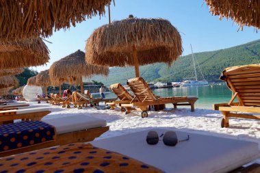 Bodrum, Türkiye - Ağustos 2020: Hotel Beach Lujo. Güzel tropikal plaj afişi. Beyaz kum turizmi geniş panorama arka plan konsepti. İnanılmaz sahil manzarası, yatlar, lüks turizm.