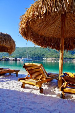 Bodrum, Türkiye - Ağustos 2020: Hotel Beach Lujo. Güzel tropikal plaj afişi. Beyaz kum turizmi geniş panorama arka plan konsepti. İnanılmaz sahil manzarası, yatlar, lüks turizm.
