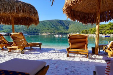 Bodrum, Türkiye - Ağustos 2020: Hotel Beach Lujo. Cennet 'te tatil. Güzel tropikal plaj afişi. Beyaz kum turizmi geniş panorama arka plan konsepti. İnanılmaz sahil manzaraları, yatlar.