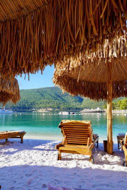 Bodrum, Türkiye - Ağustos 2020: Hotel Beach Lujo. Cennet 'te tatil. Güzel tropikal plaj afişi. Beyaz kum turizmi geniş panorama arka plan konsepti. İnanılmaz sahil manzaraları, yatlar.