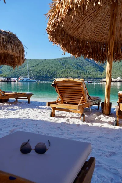 Bodrum, Türkiye - Ağustos 2020: Hotel Beach Lujo. Cennet 'te tatil. Güzel tropikal plaj afişi. Beyaz kum turizmi geniş panorama arka plan konsepti. İnanılmaz sahil manzaraları, yatlar.